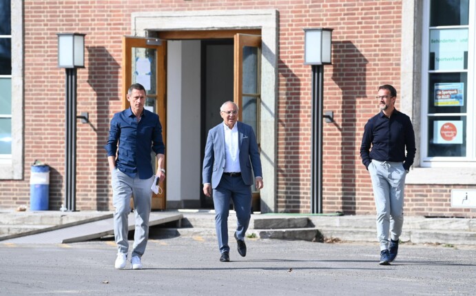 Hertha-Pressesprecher Max Jung (l-r), der neue Trainer Felix Magath und Sport-Geschäftsführer Fredi Bobic vor der Geschäftsstelle des Vereins.