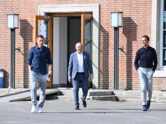 Hertha-Pressesprecher Max Jung (l-r), der neue Trainer Felix Magath und Sport-Geschäftsführer Fredi Bobic vor der Geschäftsstelle des Vereins. Hertha-Pressesprecher Max Jung (l-r), der neue Trainer Felix Magath und Sport-Geschäftsführer Fredi Bobic vor der Geschäftsstelle des Vereins.