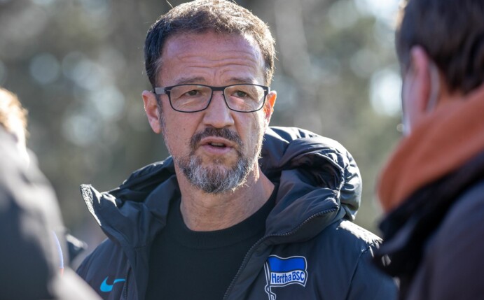 Herthas Sport-Geschäftsführer Fredi Bobic spricht bei einer Medienrunde zu den Journalisten.