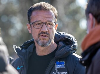 Herthas Sport-Geschäftsführer Fredi Bobic spricht bei einer Medienrunde zu den Journalisten. Herthas Sport-Geschäftsführer Fredi Bobic spricht bei einer Medienrunde zu den Journalisten.