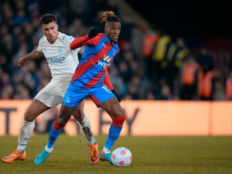 Wilfried Zaha (r) von Crystal Palace in Aktion gegen Rodrigo von Manchester City. Wilfried Zaha (r) von Crystal Palace in Aktion gegen Rodrigo von Manchester City.