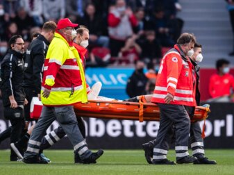 Leverkusens Florian Wirtz erlitt in der Bundesliga-Partie gegen den 1. FC Köln einen Kreuzbandriss. Leverkusens Florian Wirtz erlitt in der Bundesliga-Partie gegen den 1. FC Köln einen Kreuzbandriss.