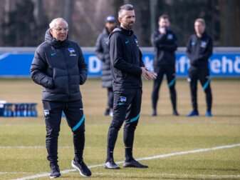 Herthas neuer Cheftrainer Felix Magath (l) und Offensivtrainer Vedad Ibisevic (r) stehen während des Trainings auf dem Schenckendorffplatz. Herthas neuer Cheftrainer Felix Magath (l) und Offensivtrainer Vedad Ibisevic (r) stehen während des Trainings auf dem Schenckendorffplatz.