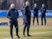 Herthas neuer Cheftrainer Felix Magath (l) und Offensivtrainer Vedad Ibisevic (r) stehen während des Trainings auf dem Schenckendorffplatz.