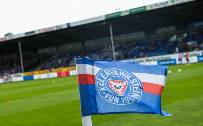 Beim Fußball-Zweitligisten Holstein Kiel wurden im direkten Mannschaftsumfeld fünf Corona-Infektionen festgestellt.