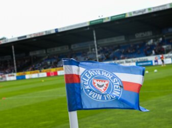 Beim Fußball-Zweitligisten Holstein Kiel wurden im direkten Mannschaftsumfeld fünf Corona-Infektionen festgestellt. Beim Fußball-Zweitligisten Holstein Kiel wurden im direkten Mannschaftsumfeld fünf Corona-Infektionen festgestellt.
