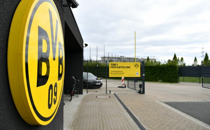 Blick auf die Einfahrt zum Trainingsgelände des Fußball-Bundesligisten Borussia Dortmund.