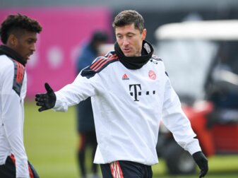 Robert Lewandowski (r) steht beim Training des FC Bayern München neben Mannschaftskamerad Kingsley Coman. Robert Lewandowski (r) steht beim Training des FC Bayern München neben Mannschaftskamerad Kingsley Coman.