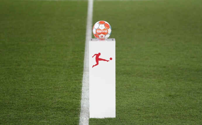 Das Logo der Deutschen Fußball Liga auf einem Sockel mit dem Spielball vor einem Bundesliga-Spiel.
