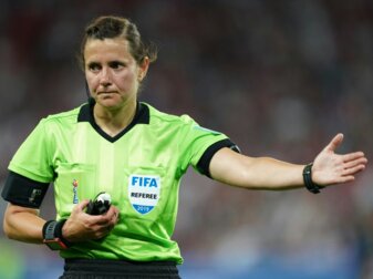 Ukrainische Schiedsrichterin Monsul darf in Italien pfeifen Ukrainische Schiedsrichterin Monsul darf in Italien pfeifen