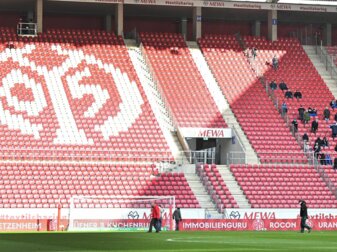 Die Mainzer hoffen im eigenen Stadion beim Nachholspiel gegen den BVB auf ein konkurrenzfähiges Team. Die Mainzer hoffen im eigenen Stadion beim Nachholspiel gegen den BVB auf ein konkurrenzfähiges Team.