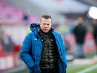 Lothar Matthäus kritisiert die Verantwortlichen des FC Bayern für die Vertrags-Hängepartie um Robert Lewandowski. Lothar Matthäus kritisiert die Verantwortlichen des FC Bayern für die Vertrags-Hängepartie um Robert Lewandowski.