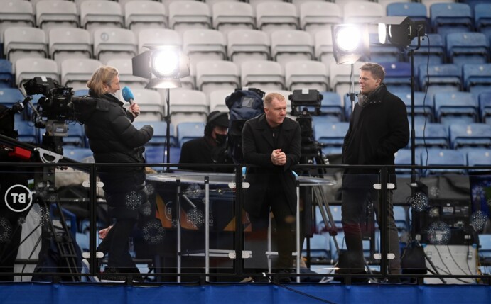 Robbie Savage (l-r), Paul Scholes und Jake Humphrey, Moderatoren vom Sender BT Sport, stehen vor Spielbeginn im Stadion.