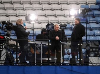 Robbie Savage (l-r), Paul Scholes und Jake Humphrey, Moderatoren vom Sender BT Sport, stehen vor Spielbeginn im Stadion. Robbie Savage (l-r), Paul Scholes und Jake Humphrey, Moderatoren vom Sender BT Sport, stehen vor Spielbeginn im Stadion.