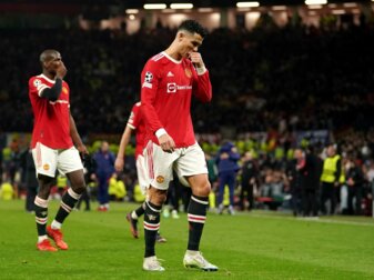 Cristiano Ronaldo verlässt nach der Niederlage gegen Atlético enttäuscht den Platz. Cristiano Ronaldo verlässt nach der Niederlage gegen Atlético enttäuscht den Platz.