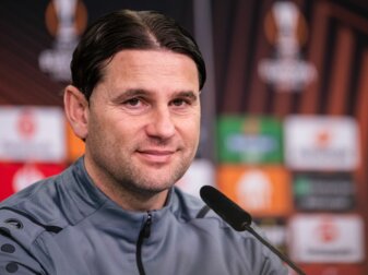 Leverkusens Trainer Gerardo Seoane auf der Pressekonferenz zum Europa-League-Rückspiel gegen Atalanta Bergamo. Leverkusens Trainer Gerardo Seoane auf der Pressekonferenz zum Europa-League-Rückspiel gegen Atalanta Bergamo.