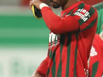Fällt verletzt für den FC Augsburg aus: Noah Sarenren Bazee. Fällt verletzt für den FC Augsburg aus: Noah Sarenren Bazee.