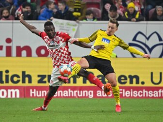 Der Mainzer Moussa Niakhate (l) und Dortmunds Felix Passlack kämpfen um den Ball. Der Mainzer Moussa Niakhate (l) und Dortmunds Felix Passlack kämpfen um den Ball.