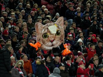 Ein Zuschauer spielt mit aufblasbaren Katzen und dem Text «Kick me» auf das Video von Kurt Zouma an.