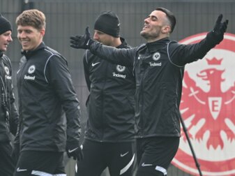 Frankfurts Cheftrainer Oliver Glasner (l) zeigt sich beim Abschlusstraining von Eintracht Frankfurt gut gelaunt. Frankfurts Cheftrainer Oliver Glasner (l) zeigt sich beim Abschlusstraining von Eintracht Frankfurt gut gelaunt.