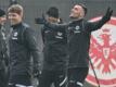 Frankfurts Cheftrainer Oliver Glasner (l) zeigt sich beim Abschlusstraining von Eintracht Frankfurt gut gelaunt.