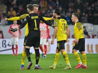 Die Spieler von Borussia Dortmund feiern den Rumpelsieg beim FSV Mainz 05. Die Spieler von Borussia Dortmund feiern den Rumpelsieg beim FSV Mainz 05.