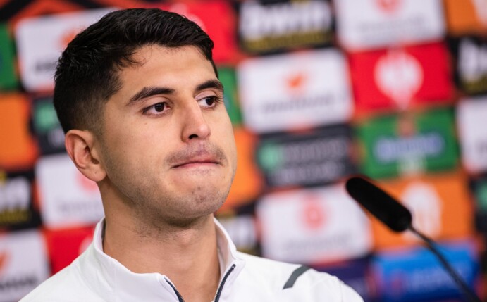 Leverkusens Exequiel Palacios blickt während der Pressekonferenz zum Spiel gegen Atalanta Bergamo in die Runde.