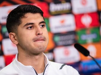 Leverkusens Exequiel Palacios blickt während der Pressekonferenz zum Spiel gegen Atalanta Bergamo in die Runde. Leverkusens Exequiel Palacios blickt während der Pressekonferenz zum Spiel gegen Atalanta Bergamo in die Runde.