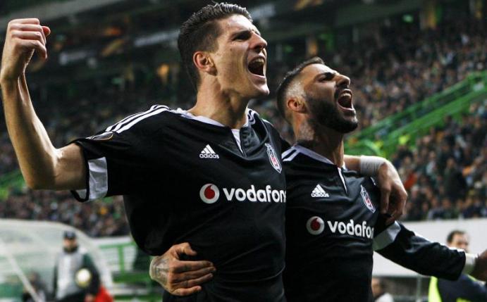 Mario Gomez (l) spielt in der Türkei für Besiktas Istanbul. Foto: Manuel De Almeida