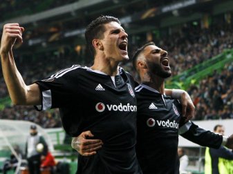 Mario Gomez (l) spielt in der Türkei für Besiktas Istanbul. Foto: Manuel De Almeida Mario Gomez (l) spielt in der Türkei für Besiktas Istanbul. Foto: Manuel De Almeida