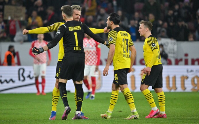 Die Spieler von Borussia Dortmund feiern den Rumpelsieg beim FSV Mainz 05.