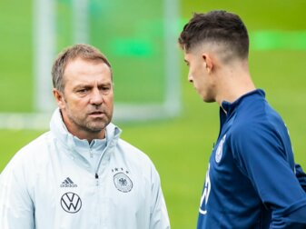 Bundestrainer Hansi Flick (l) und Kai Havertz. Bundestrainer Hansi Flick (l) und Kai Havertz.