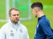 Bundestrainer Hansi Flick (l) und Kai Havertz.