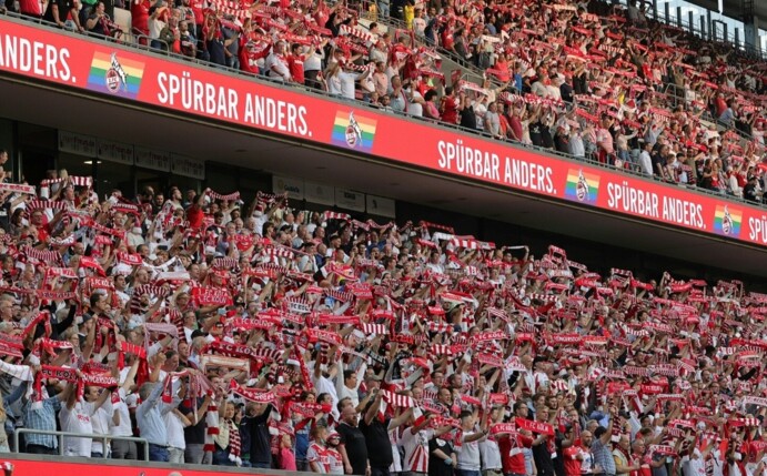 FC Köln Fußballer spielen wieder vor vollem Haus