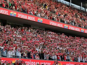FC Köln Fußballer spielen wieder vor vollem Haus FC Köln Fußballer spielen wieder vor vollem Haus