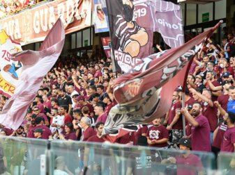 Die italienischen Fußballvereine können von April an wieder die Tribünen ihrer Stadien füllen. Die italienischen Fußballvereine können von April an wieder die Tribünen ihrer Stadien füllen.