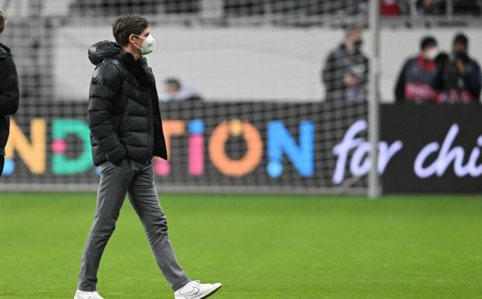 Vertraut gegen Betis Sevilla der bewährten Startelf: Frankfurts Trainer Oliver Glasner geht vor dem Spiel über den Rasen.