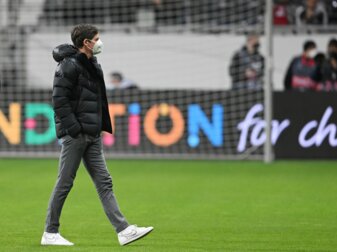 Vertraut gegen Betis Sevilla der bewährten Startelf: Frankfurts Trainer Oliver Glasner geht vor dem Spiel über den Rasen. Vertraut gegen Betis Sevilla der bewährten Startelf: Frankfurts Trainer Oliver Glasner geht vor dem Spiel über den Rasen.