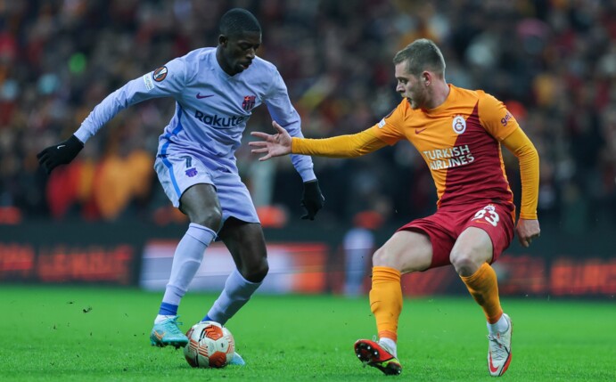 Ousmane Dembele (l) vom FC Barcelona am Ball wird von Alexandru Cicaldau von Galatasaray Istanbul attackiert.