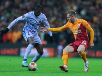 Ousmane Dembele (l) vom FC Barcelona am Ball wird von Alexandru Cicaldau von Galatasaray Istanbul attackiert. Ousmane Dembele (l) vom FC Barcelona am Ball wird von Alexandru Cicaldau von Galatasaray Istanbul attackiert.