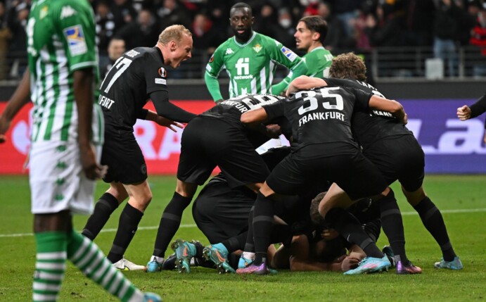 Frankfurts Spieler jubeln über das Tor zum 1:1 in der Verlängerung.