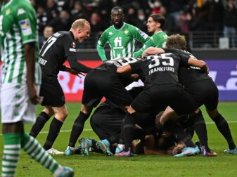 Frankfurts Spieler jubeln über das Tor zum 1:1 in der Verlängerung. Frankfurts Spieler jubeln über das Tor zum 1:1 in der Verlängerung.