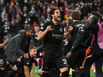 Frankfurts Spieler jubeln über das Tor zum 1:1 in der Verlängerung. Frankfurts Spieler jubeln über das Tor zum 1:1 in der Verlängerung.