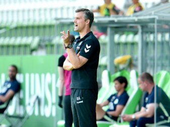 Der Trainer der Frauenfußballmannschaft des SC Freiburg Daniel Kraus übernimmt im Sommer den Posten des Nachwuchs-Chefs in Wolfsburg. Der Trainer der Frauenfußballmannschaft des SC Freiburg Daniel Kraus übernimmt im Sommer den Posten des Nachwuchs-Chefs in Wolfsburg.