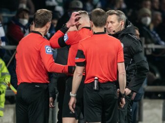 Schiedsrichterassistent Christian Gittelmann (M) wurde in Bochum von einem Bierbecher getroffen. Schiedsrichterassistent Christian Gittelmann (M) wurde in Bochum von einem Bierbecher getroffen.