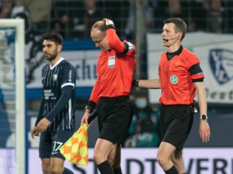 Schiedsrichterassistent Christian Gittelmann (2.v.r.) hat einen Becher an den Kopf bekommen. Schiedsrichterassistent Christian Gittelmann (2.v.r.) hat einen Becher an den Kopf bekommen.