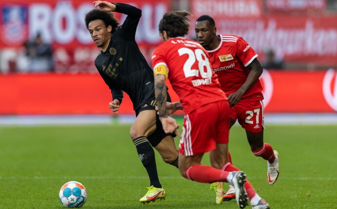 Sinnbildlich für das Hinspiel: Bayerns Sané (l.) läuft Unions Becker und Trimmel (r.) davon. Die Bayern enteilen den Eisernen zum 5:2-Sieg. Foto: Boris Streubel/Getty Images