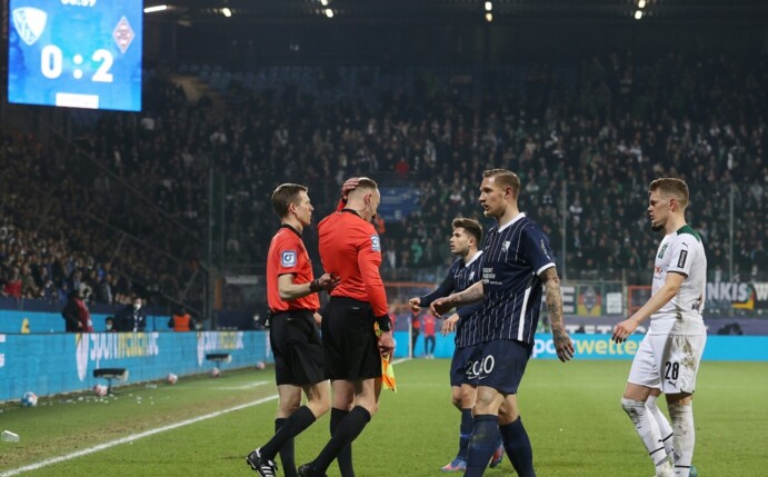 Bochum kündigt Konsequenzen für Becherwerfer an
