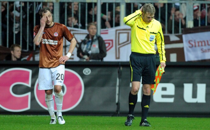 Schiedsrichterassistent Thorsten Schiffner wurde am 1. April 2011 im Spiel des FC St. Pauli gegen den FC Schalke 04 von einem vollen Bierbecher im Nacken getroffen.
