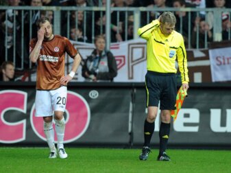 Schiedsrichterassistent Thorsten Schiffner wurde am 1. April 2011 im Spiel des FC St. Pauli gegen den FC Schalke 04 von einem vollen Bierbecher im Nacken getroffen. Schiedsrichterassistent Thorsten Schiffner wurde am 1. April 2011 im Spiel des FC St. Pauli gegen den FC Schalke 04 von einem vollen Bierbecher im Nacken getroffen.